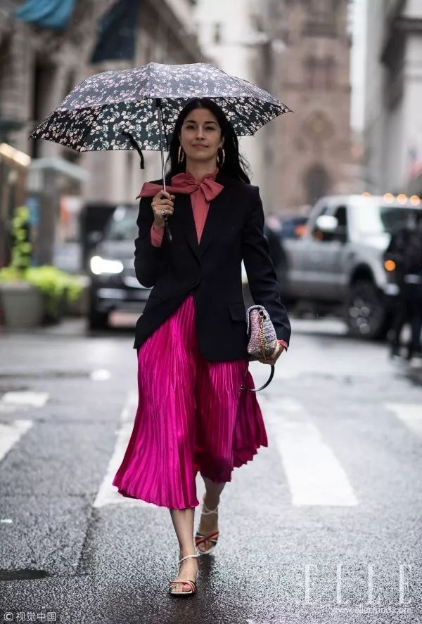 长百褶裙配黑色西装,百褶裙配西装领马甲