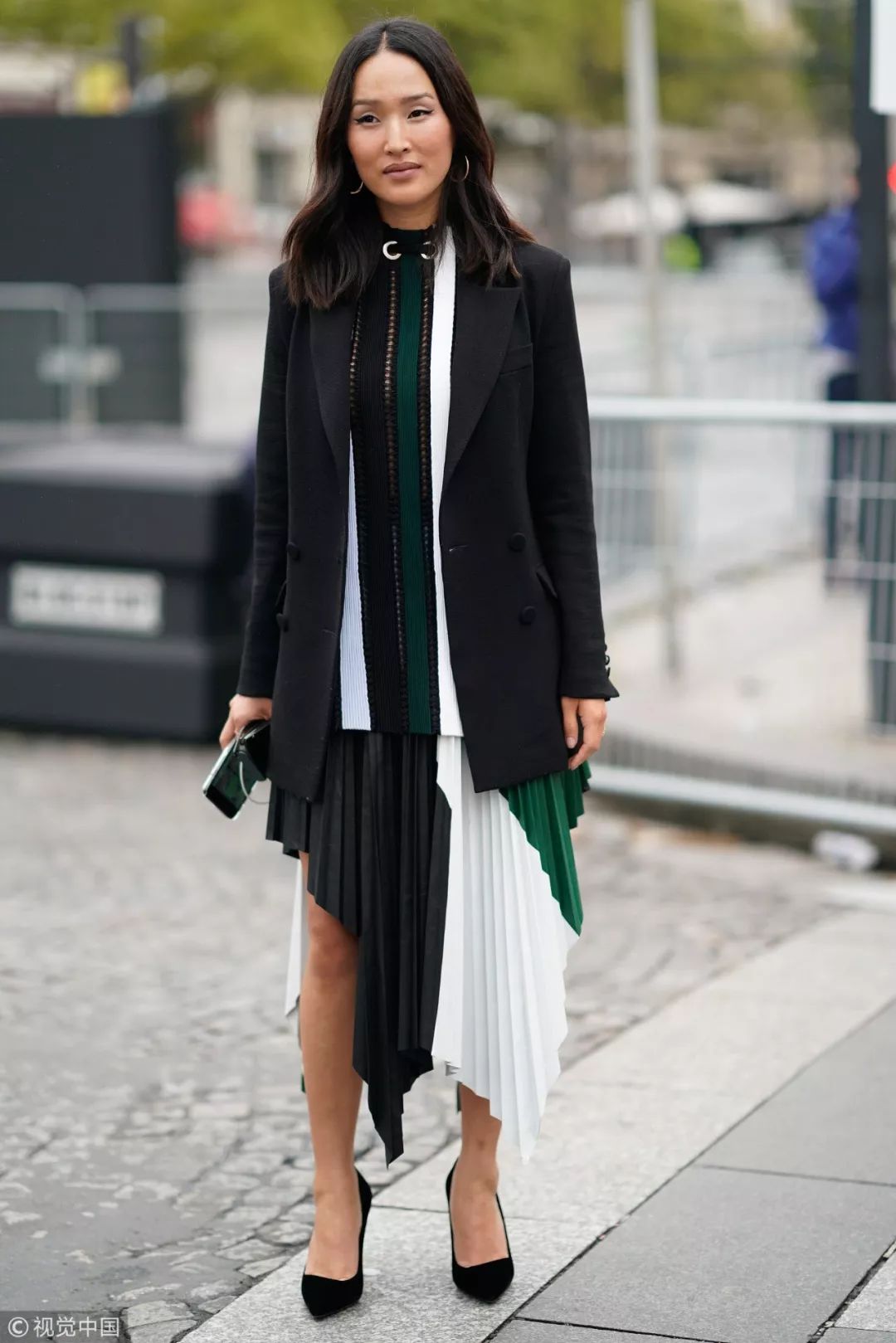 长百褶裙配黑色西装,百褶裙配西装领马甲