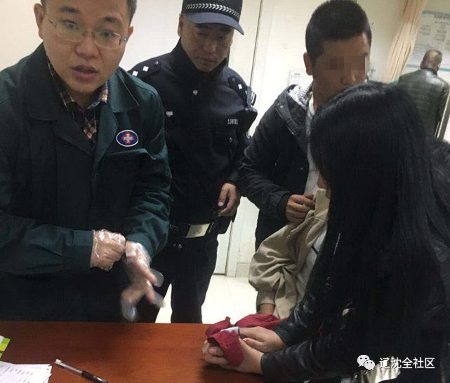 女孩持刀割腕民警夺刀救人,女子闹市死亡民警夺刀