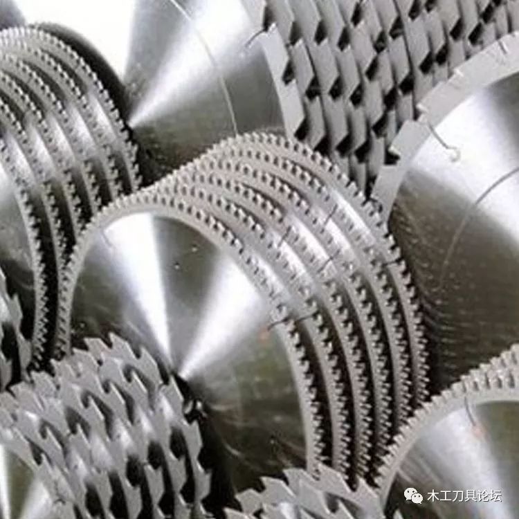 锯片几何参数、锯齿数、锯齿形状、进给速度等都是影响质量的因素
