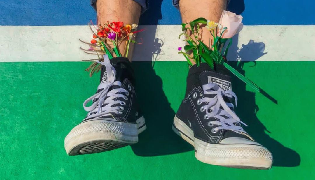 不要跟穿白裤子的人在一起,不要跟穿白色裤子的人交往