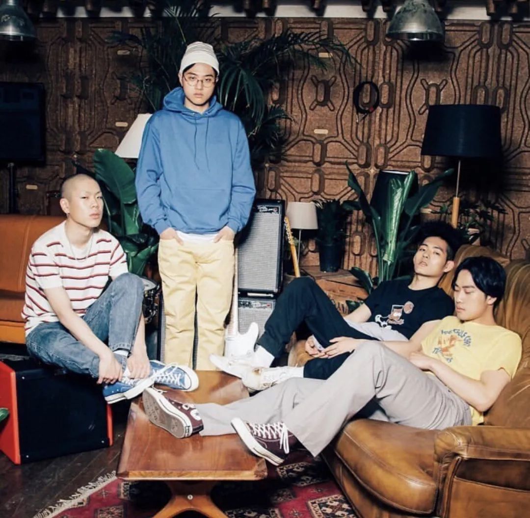 不要跟穿白衣服的人独处,不要跟穿白裤子的人在一起