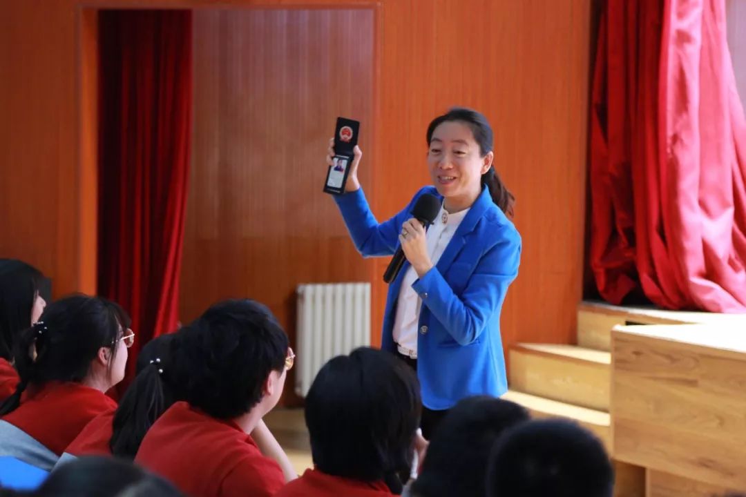 *会两**期间，为什么首师大二附中的操场上每天都排起了长队？