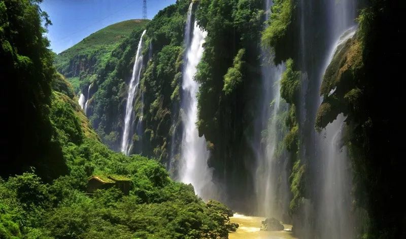 黔东南+黔西南经典八日游—昆明—马岭河峡谷—万峰林—黄果树瀑布—荔波小七孔—千户苗寨—镇远古镇—梵净山—石阡温泉