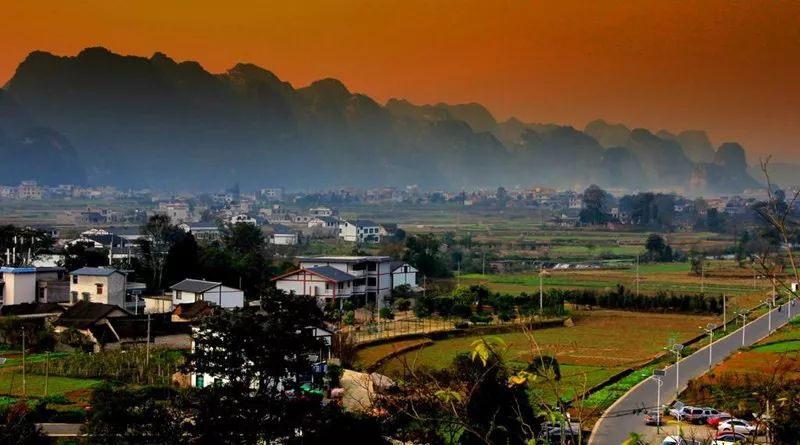 黔东南+黔西南经典八日游—昆明—马岭河峡谷—万峰林—黄果树瀑布—荔波小七孔—千户苗寨—镇远古镇—梵净山—石阡温泉