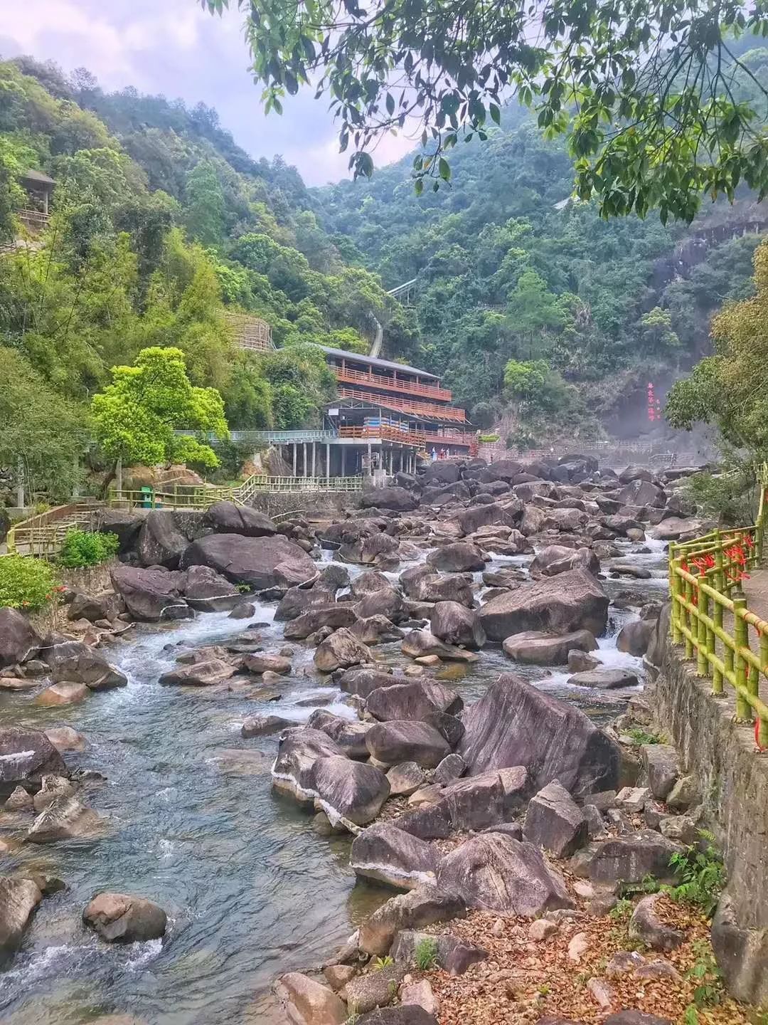 只要¥488元，珠光御景温泉美食酒店随你浪！温泉SPA+自助餐+精美下午茶+龙归寨门票~周末通用！