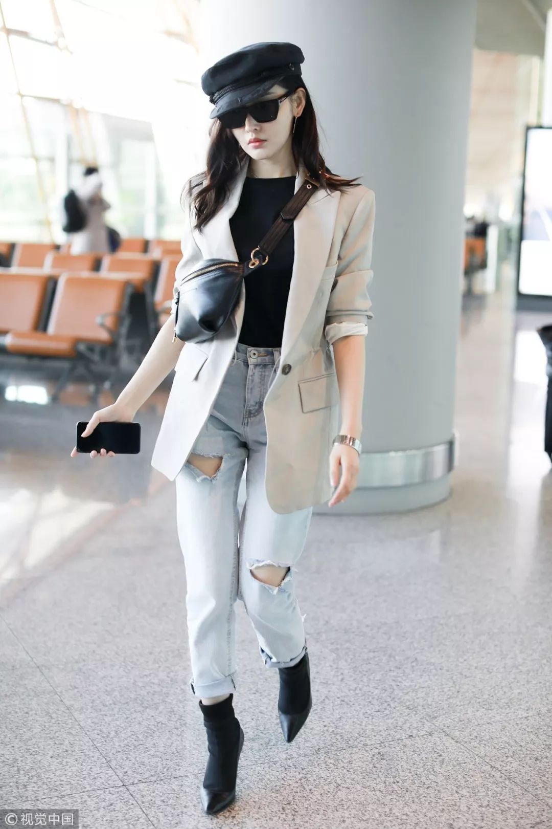 机场街拍谁赢?懂旧衣新穿的才是时髦精