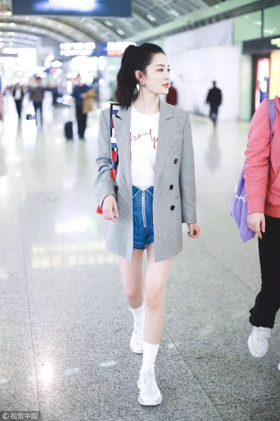 机场街拍谁赢?懂旧衣新穿的才是时髦精