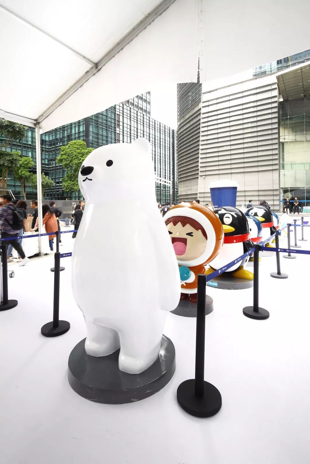 在QQ和luckin的主题店，我听见99年互联网创业浪潮的回声