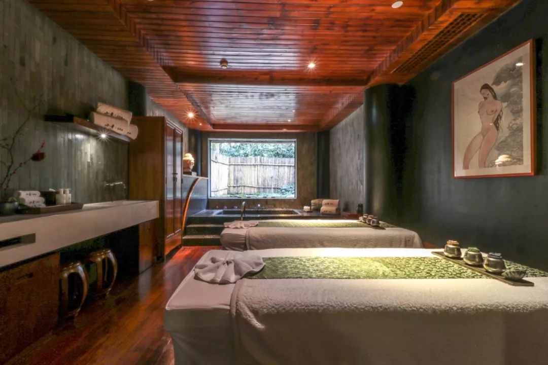 摇船前往酒店，睡在百花深处|杭州最仙儿的打开方式叫紫萱！