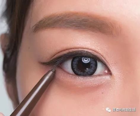 温柔又元气的杏粉色妆容,粉色系光泽感妆容