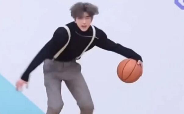 朋友说我打篮球像蔡徐坤什么意思,蔡徐坤打篮球的梗是什么意思
