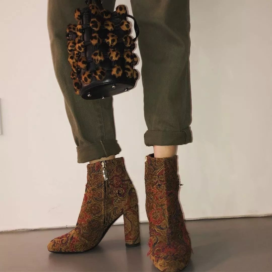 泫雅衣着,泫雅衣服怎么搭配