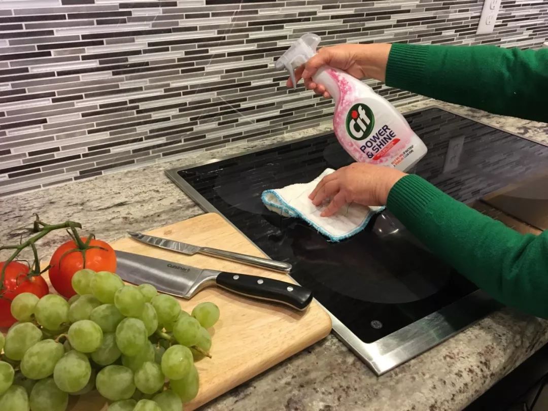 去污“高科技”！焦黑锅底、油垢、霉菌，喷一喷全消失