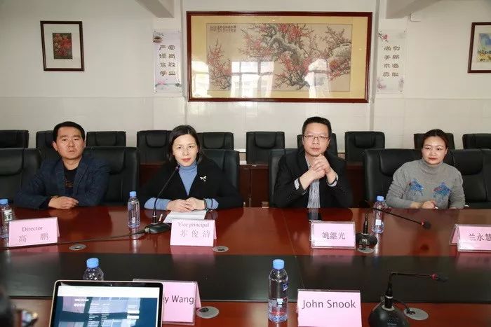 新西兰基督城凯思中学国际部主任KingsleyWang和国立西方理工学院校长JohnSnook到简阳中学交流