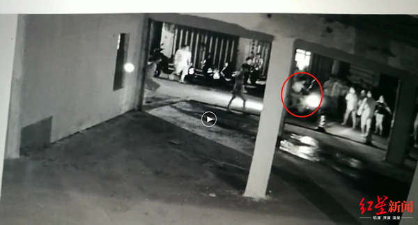 男子遭20多人围殴,男子遭围殴捅伤5人后续