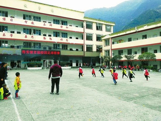 背篼当球门塑料瓶当足球泸定这群山里娃梦想当C罗