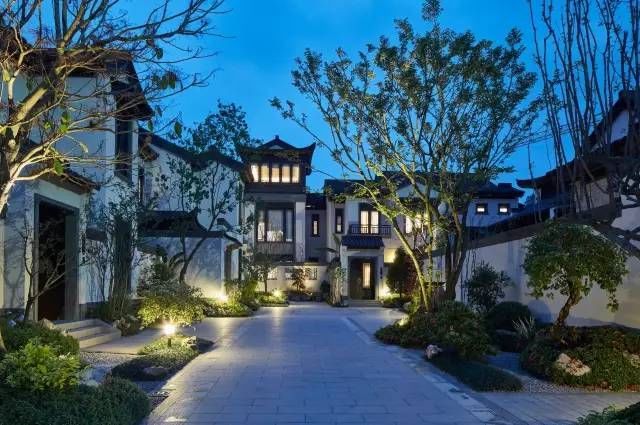 数亩农庄+颐养2.0+育华系，宋卫平说，这个桃李春风有点不一样