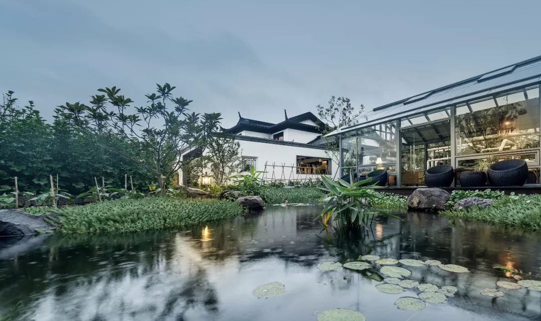 数亩农庄+颐养2.0+育华系，宋卫平说，这个桃李春风有点不一样