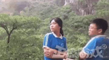 正经GIF囧图:女人不要和男人比骚,地铁上的泳装让人把持不住