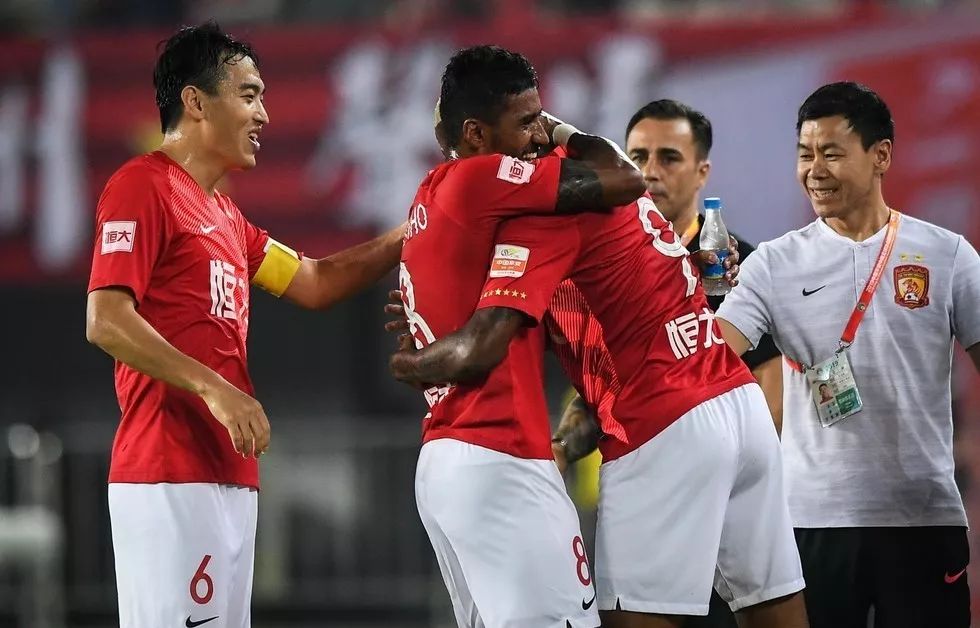 广州恒大2-0广州富力德比战只进2球各位满意吗？广州“塔”威震天河恒大4连胜紧逼国安富力失球成惯性斯帅还有何法宝？