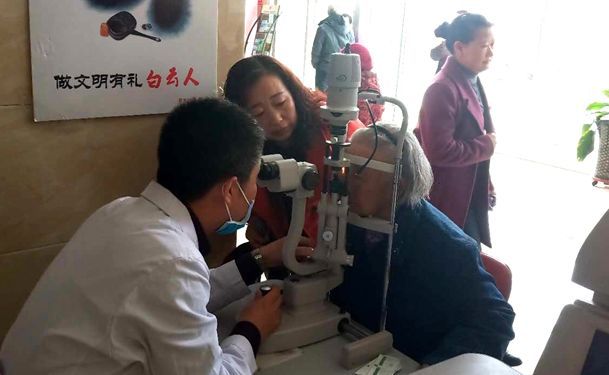 社区爱心义诊暖人心,公益义诊进社区关爱老人视力健康