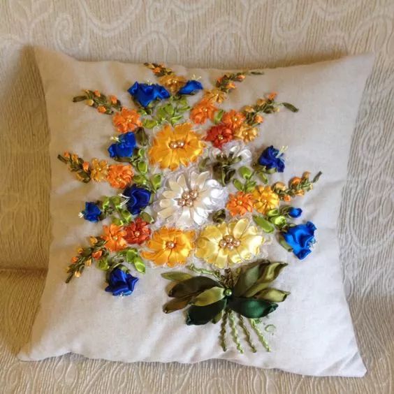 抱枕买个纯色的就够，这样缝几针，要多美有多美！