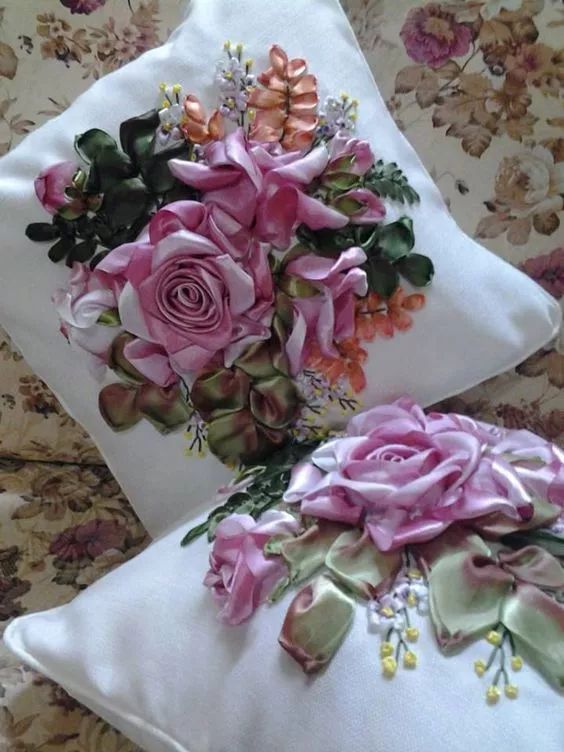 抱枕买个纯色的就够，这样缝几针，要多美有多美！