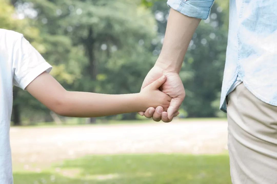 孩子的脸被老师打肿了,儿子的脸被同学打
