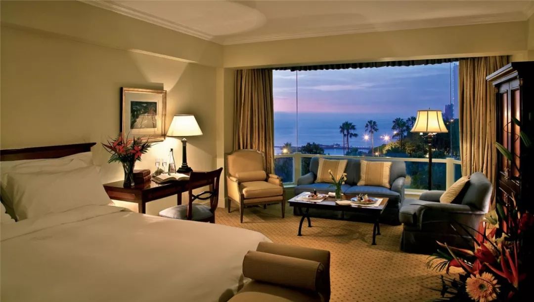 从此，LV不仅可以用来背，还可以用来睡…