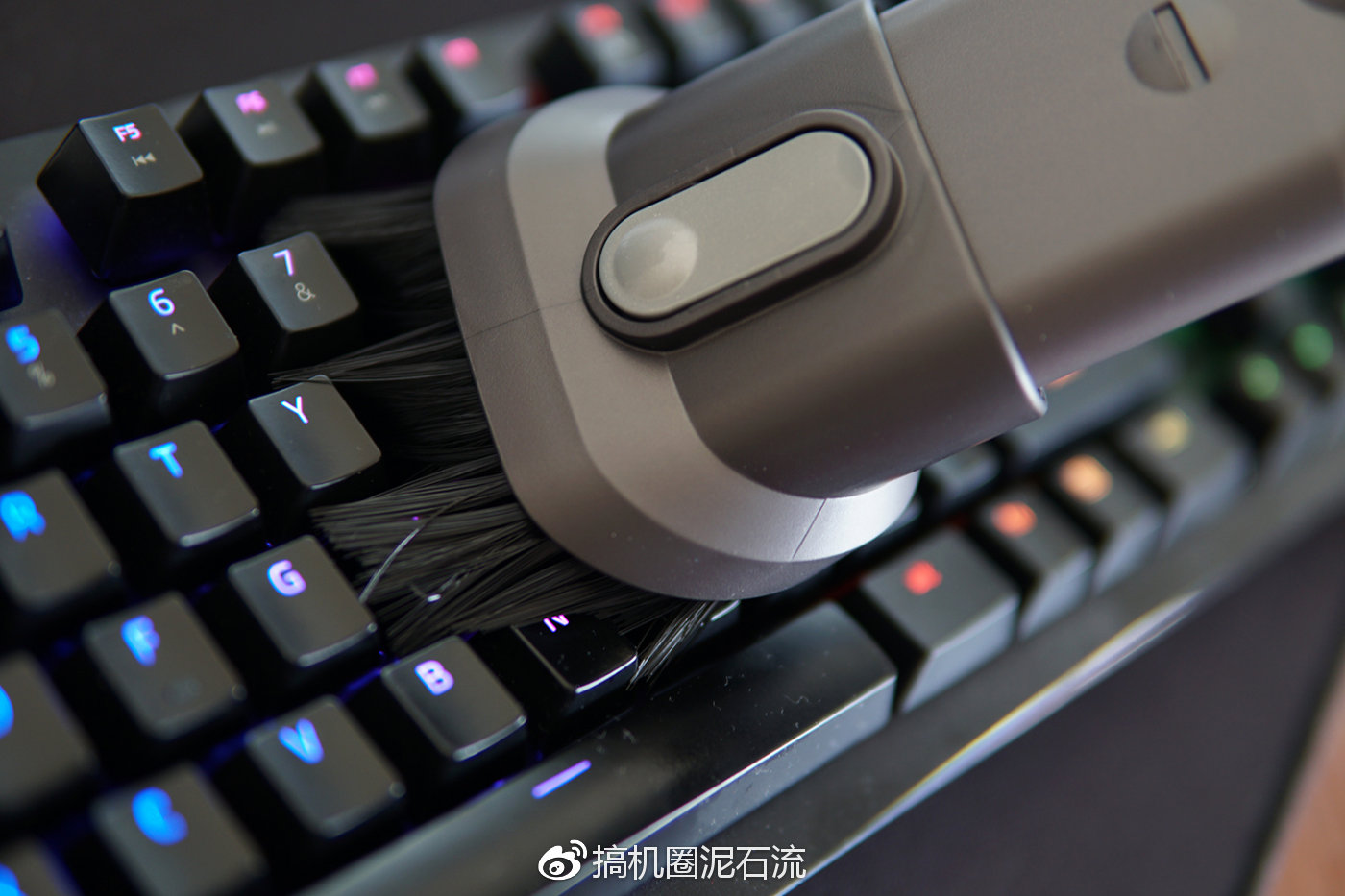 戴森除螨仪手持吸尘器评测,戴森吸螨仪v7清洗视频