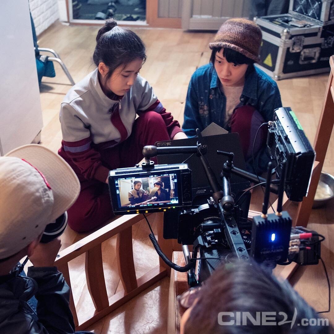 iu新闻,iu新闻发布会唱歌