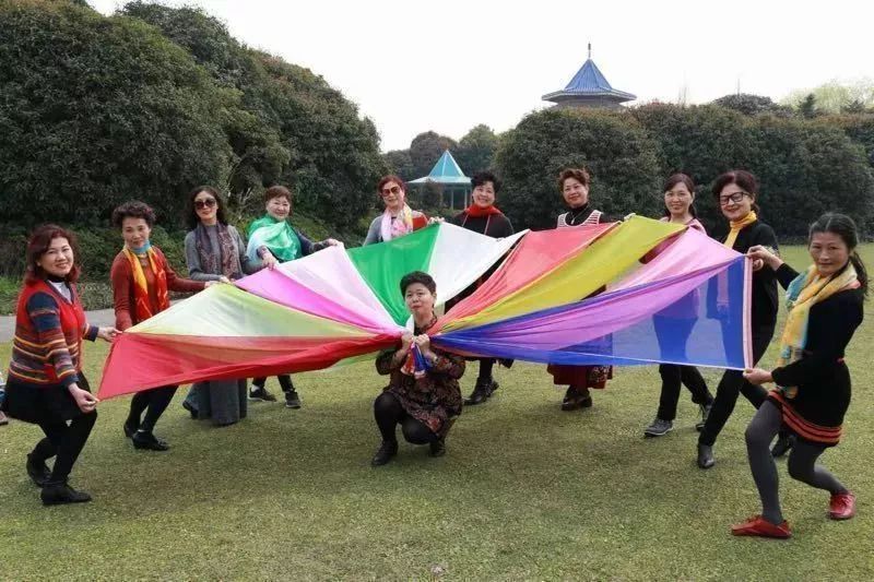 喜煞了！中国大妈外出旅游标准动作合辑！一招大雁南飞炫翻天！