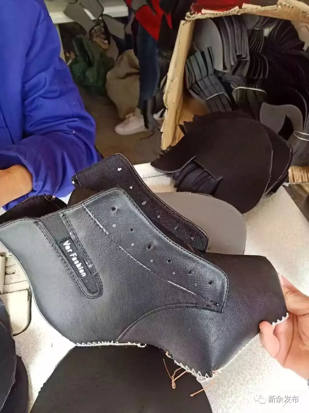 在厂里做小生意,在小工厂工作