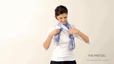 春天方丝巾怎么系好看,丝巾这样系简单时尚又清爽