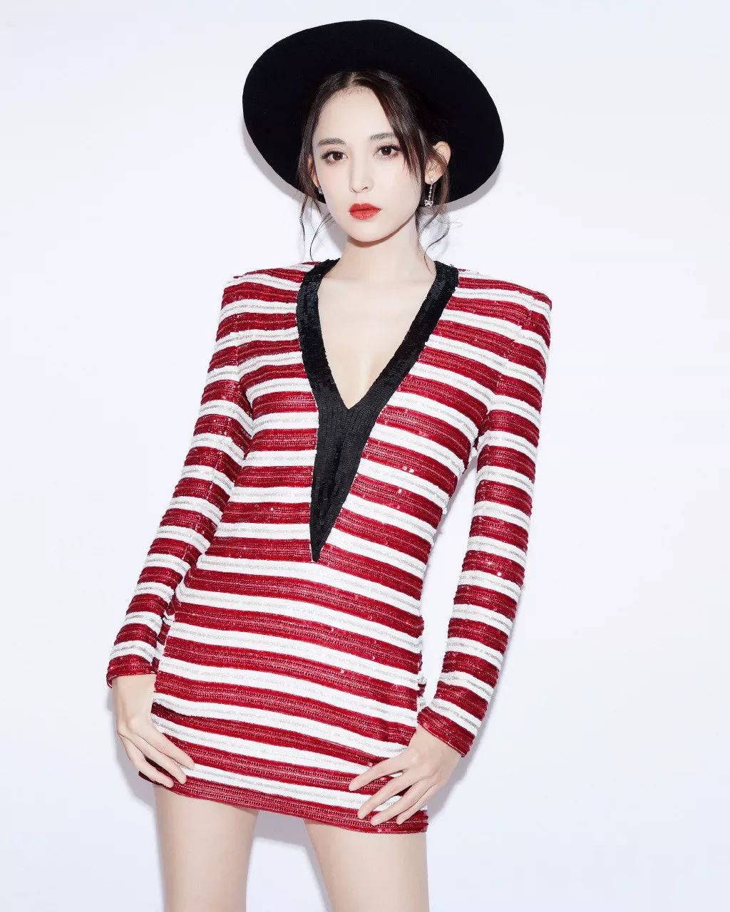 吴宣仪穿深v长裙,吴宣仪深v长裙