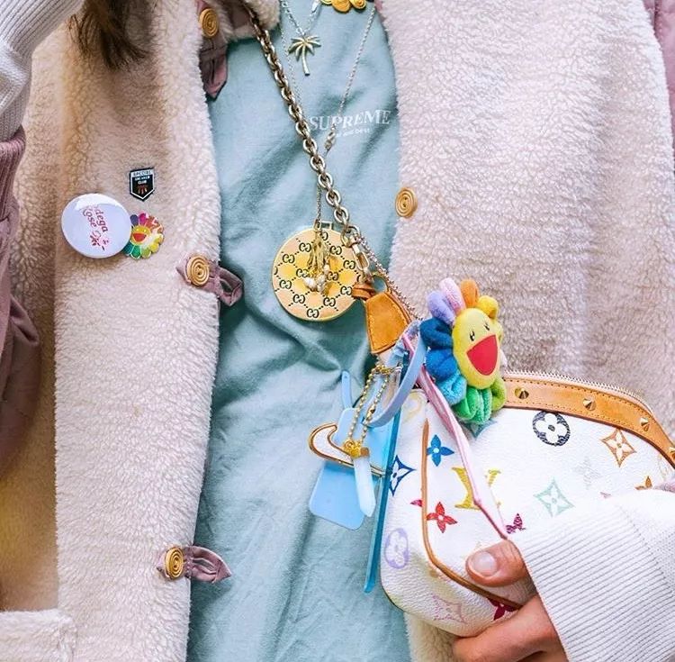 女生买假名牌,买假名牌的女孩