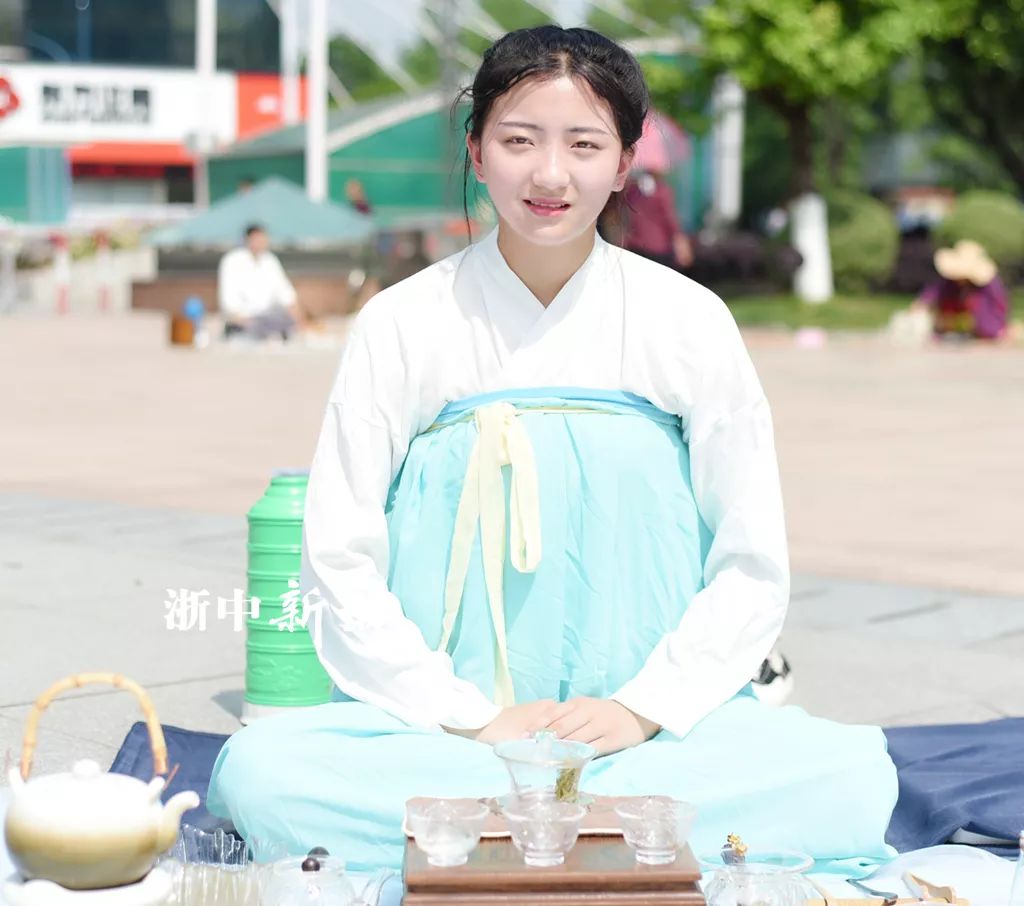 来杯谷雨茶？爱喝茶的小姐姐颜值都不低哟！