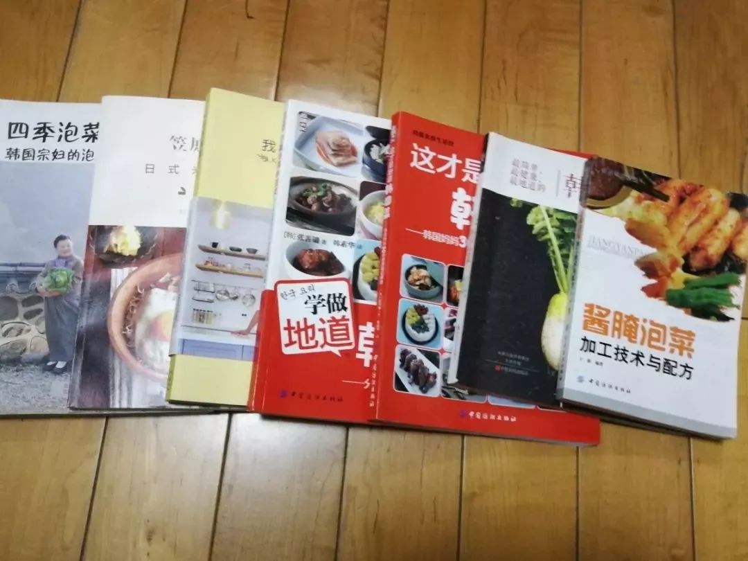 她连续三年，走遍大半个韩国学习传统泡菜，改良后的泡菜，要排单一个星期以上才能买到！