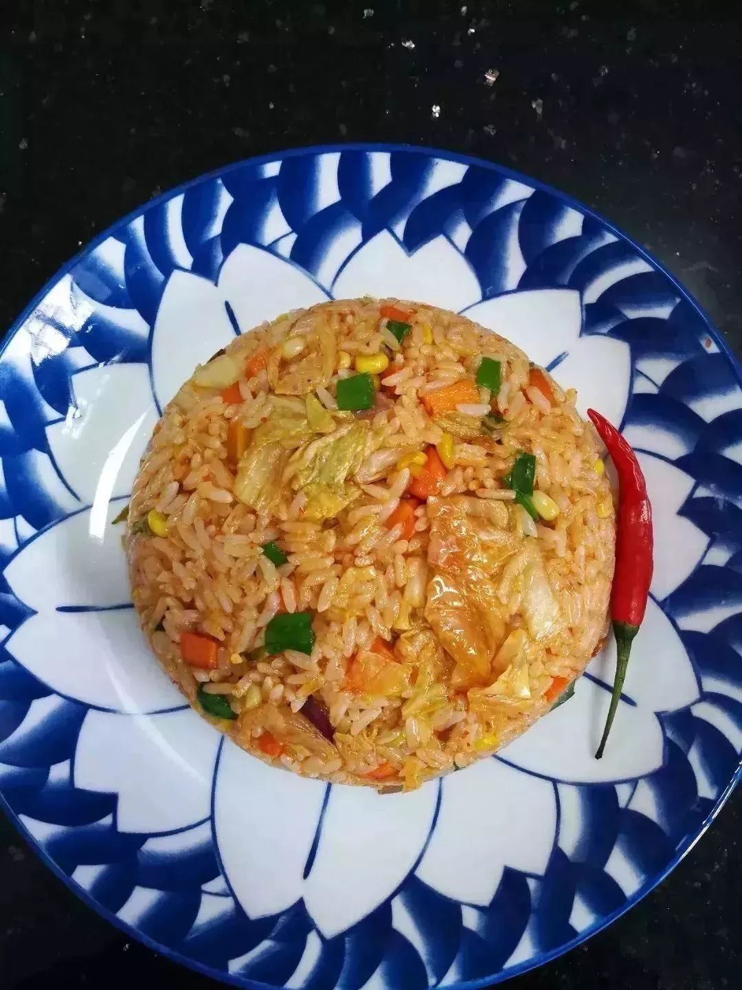 她连续三年，走遍大半个韩国学习传统泡菜，改良后的泡菜，要排单一个星期以上才能买到！