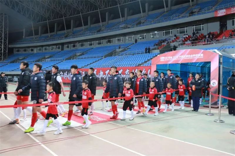 成都蓉城主场比赛球童,足球比赛开场球童手拉手视频