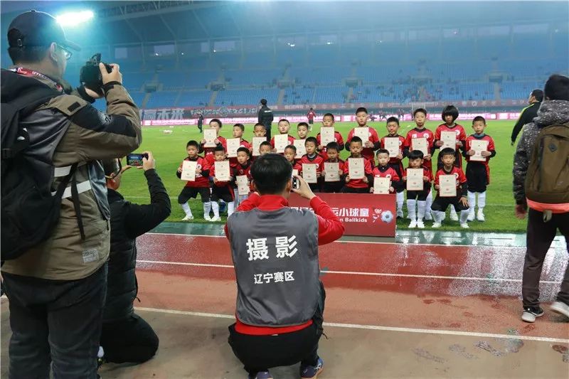 成都蓉城主场比赛球童,足球比赛开场球童手拉手视频
