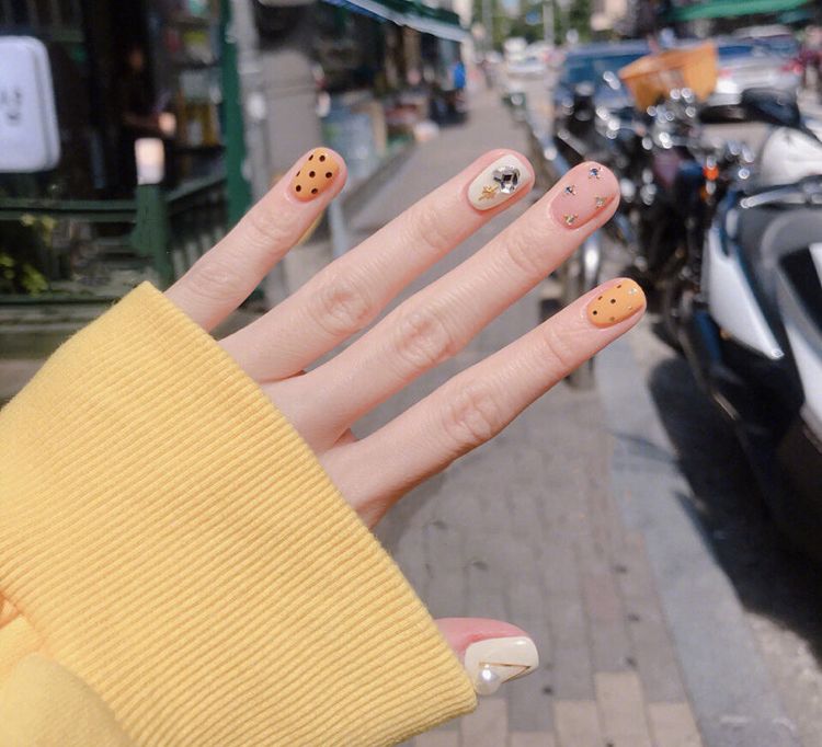 适合夏天的美甲显手白,超显手白的美甲带钻