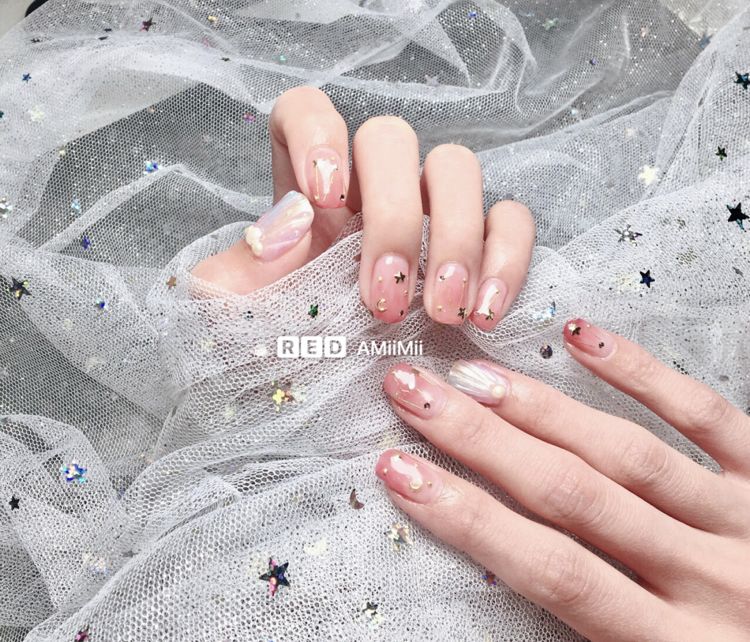 适合夏天的美甲显手白,超显手白的美甲带钻