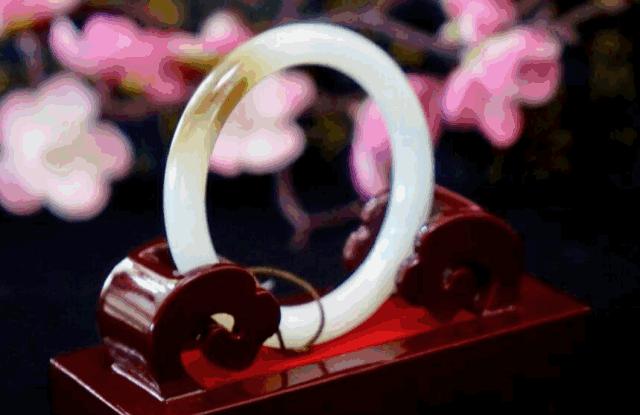 【双节钜惠】昌吉500个和田玉挂件免费送！和田玉低至三折起，进店即有好礼相赠！