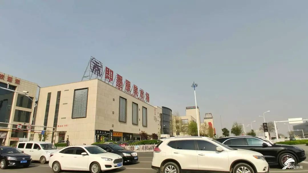 你的名牌衣服是打这儿来的吗？山东一服装市场千元大牌只卖几十元！附近200多个加工点偷加工……