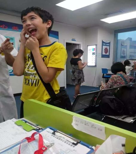 儿童眼睛手术政府补贴,家长摘孩子眼镜