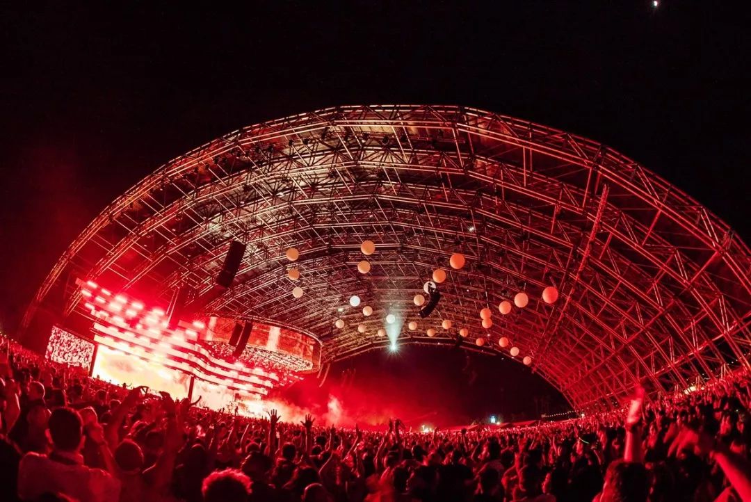 据说美国最骚的仔们都来这片沙漠里开趴