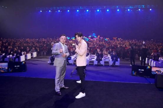 鹿晗硬核粉丝,鹿晗给6所学校捐了足球场