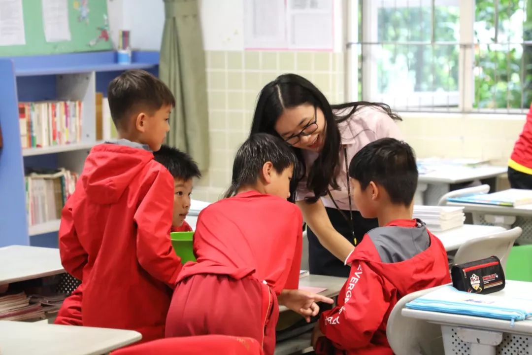 家长走进课堂上体育课,家长进入教室听老师的课